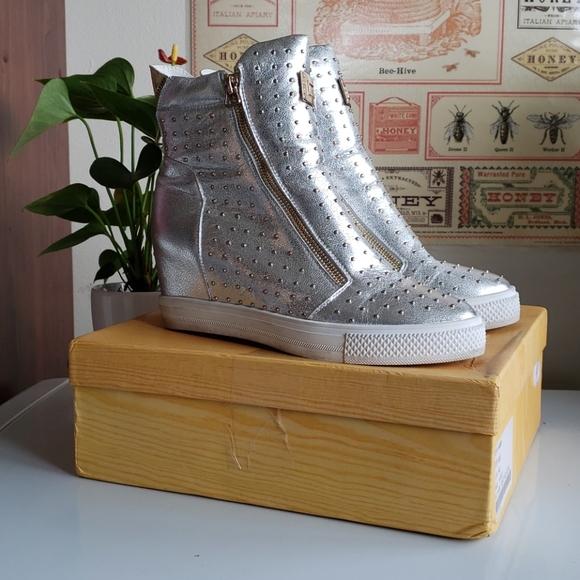 Unknown Shoes - 🇨🇦 Silver Hidden Wedge Heel Ankle Boot Sneakers